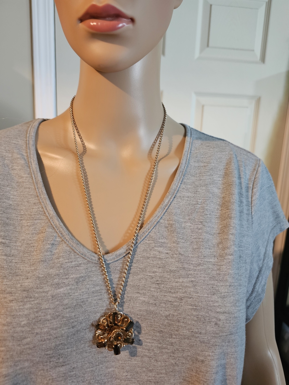 Vintage Gold-Tone Floral Pendant Necklace - Women's Fashion Jewelry